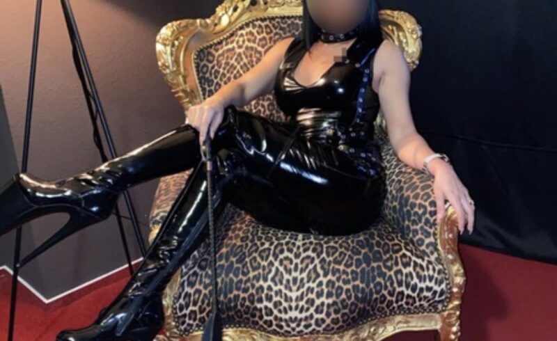 bizarre-domina-in-koeln-–-latex-–-lack-und-leder-frauen-am-rhein