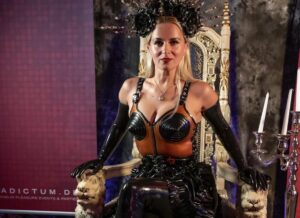 domina-fetish-zarin-im-schwarzwald