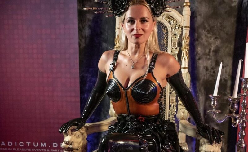 domina-fetish-zarin-im-schwarzwald